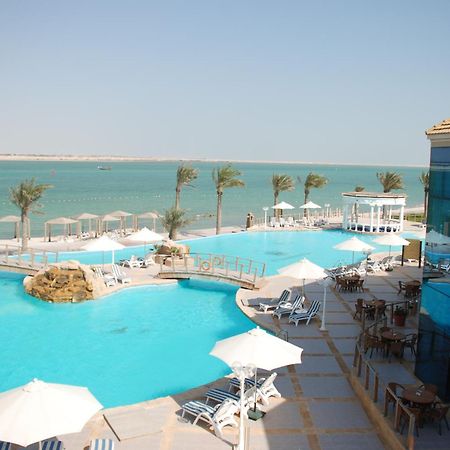 Tio Sea Resort Ал Хор Екстериор снимка The pool at the Grand Hotel