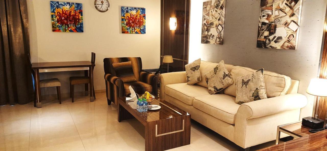 Tio Sea Resort Ал Хор Екстериор снимка A living room