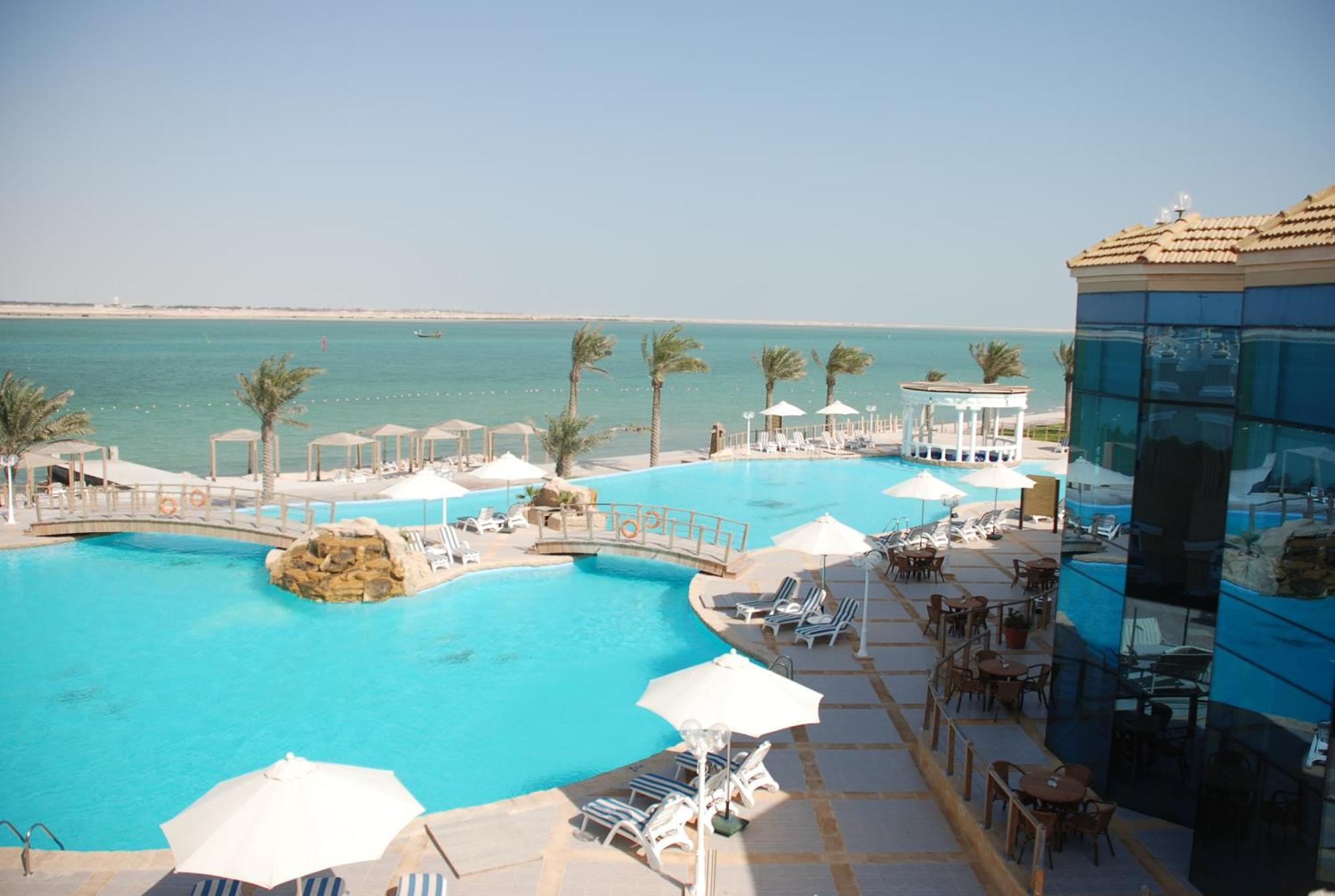 Tio Sea Resort Ал Хор Екстериор снимка The pool at the Grand Hotel