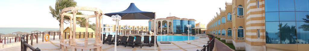 Tio Sea Resort Ал Хор Екстериор снимка The pool at the hotel