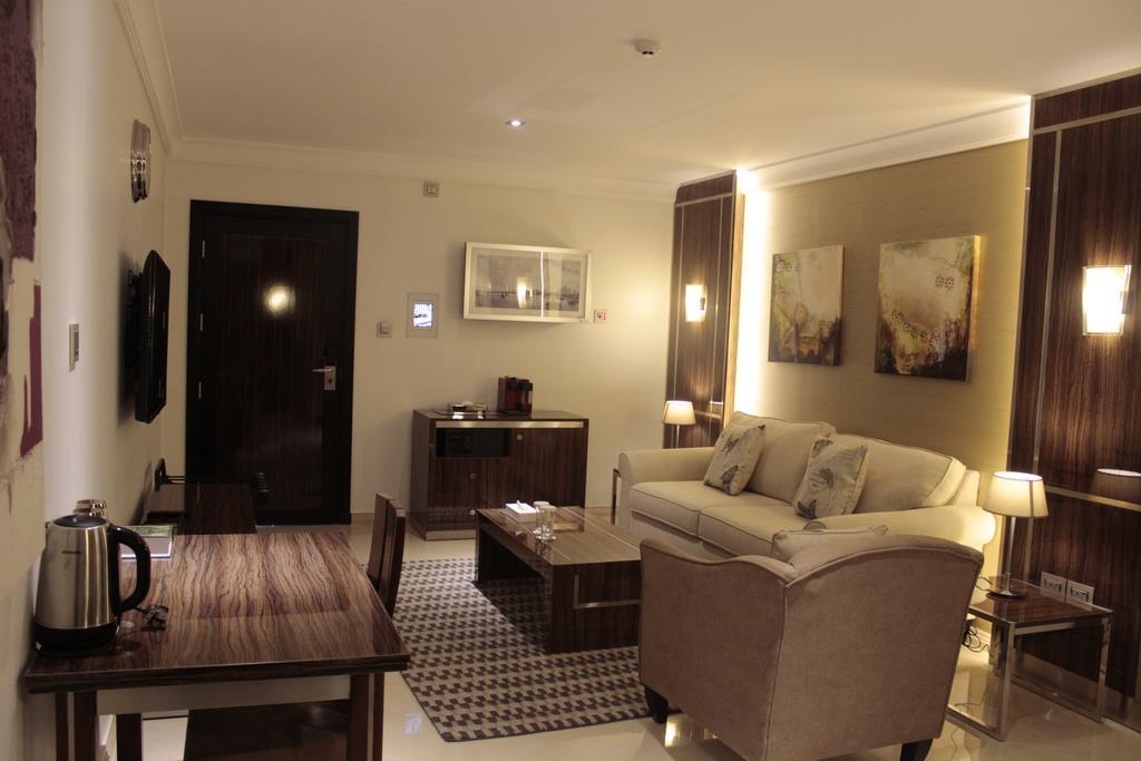 Tio Sea Resort Ал Хор Екстериор снимка A living room in a typical apartment