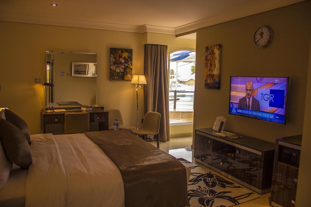 Tio Sea Resort Ал Хор Екстериор снимка A room at the hotel