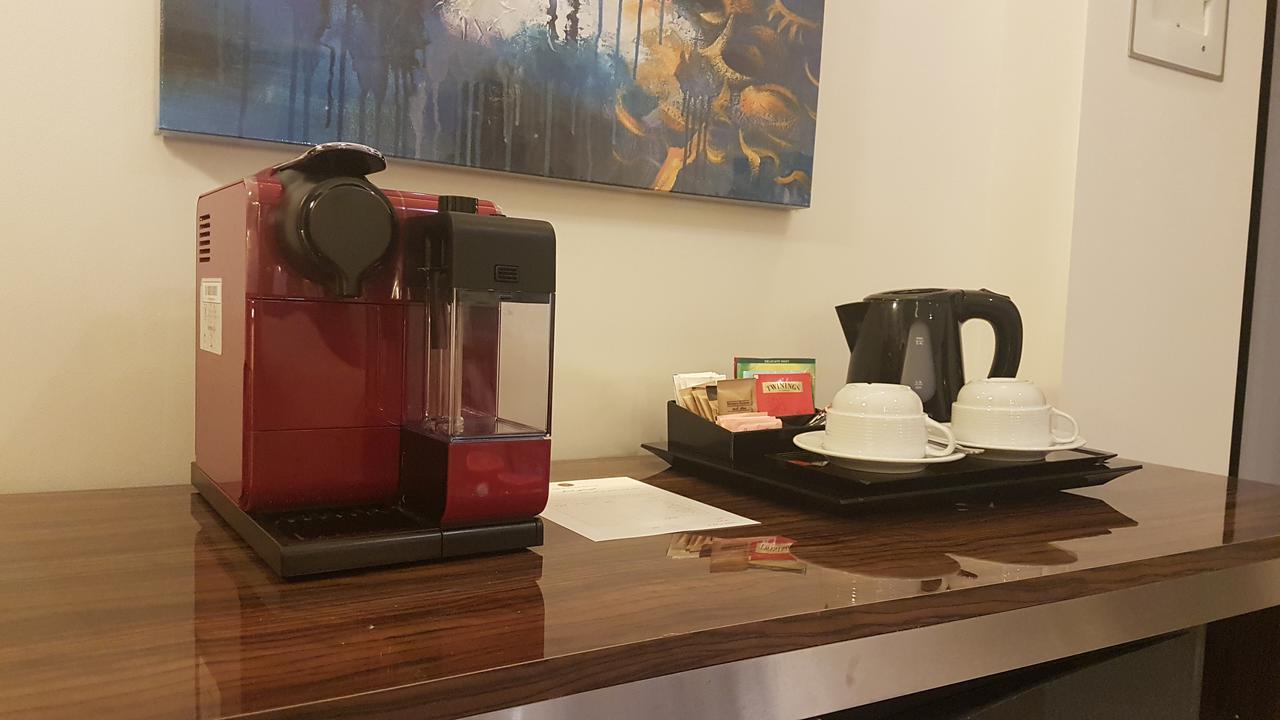 Tio Sea Resort Ал Хор Екстериор снимка A Nespresso coffee machine in a hotel room