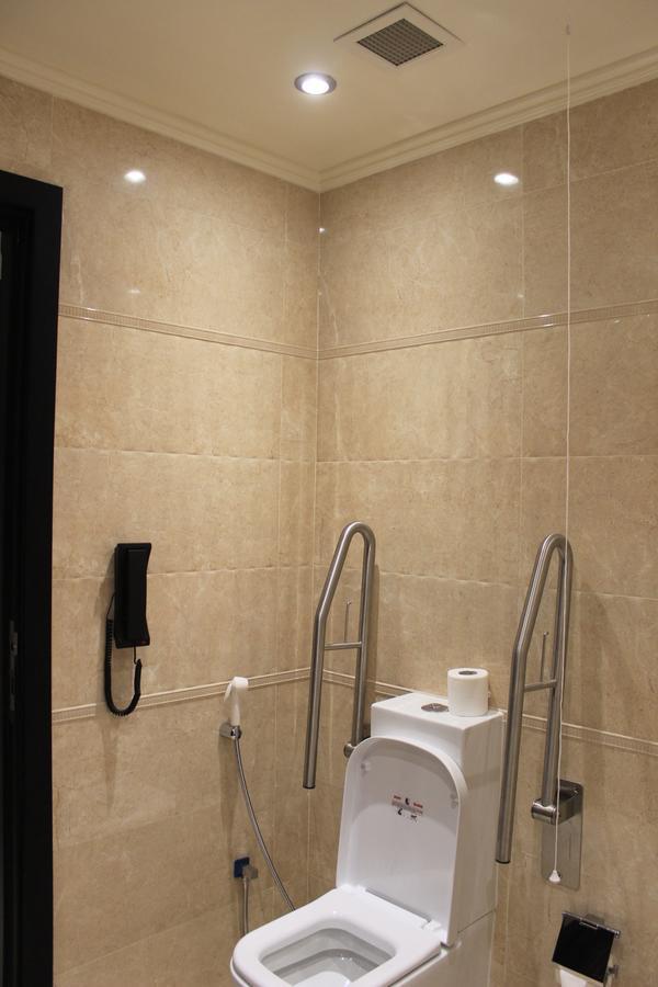 Tio Sea Resort Ал Хор Екстериор снимка A toilet with a grab rail