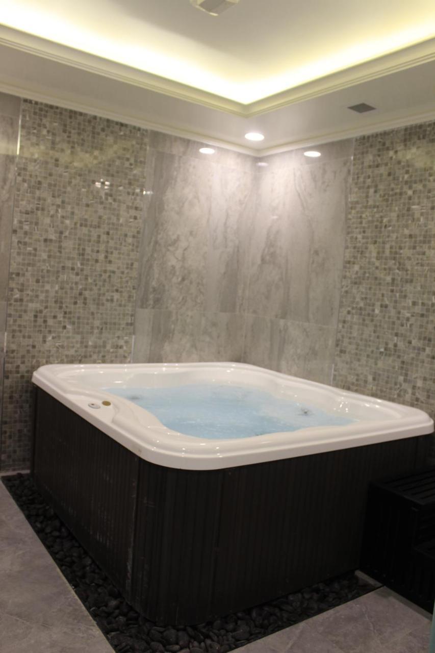Tio Sea Resort Ал Хор Екстериор снимка A hot tub