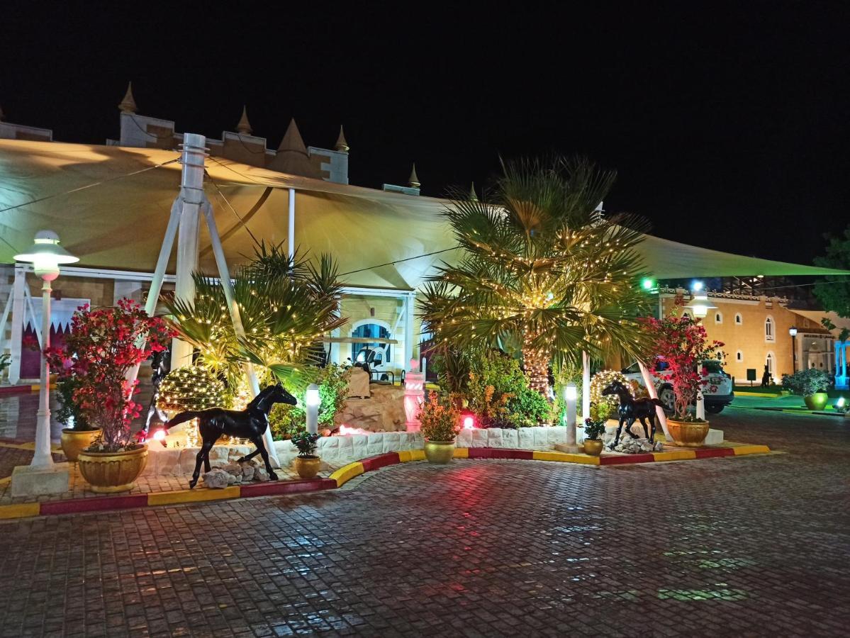 Tio Sea Resort Ал Хор Екстериор снимка Al Shaqab at night