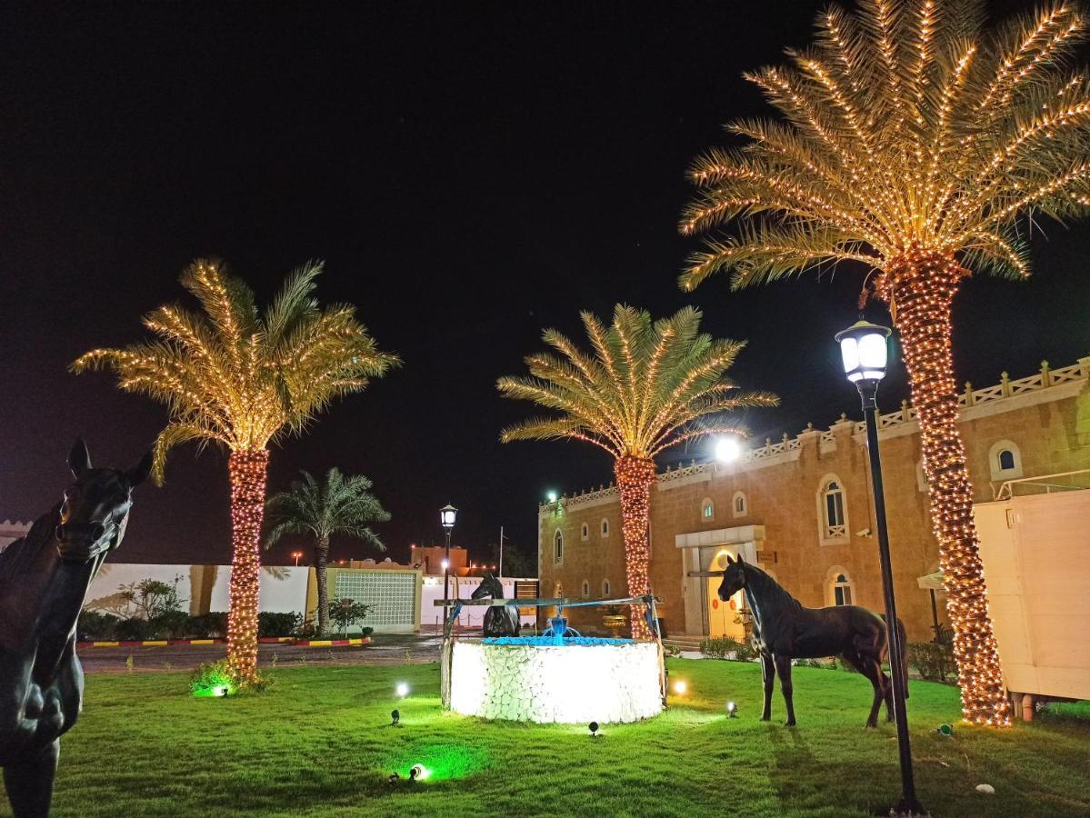 Tio Sea Resort Ал Хор Екстериор снимка Al Shaqab at night